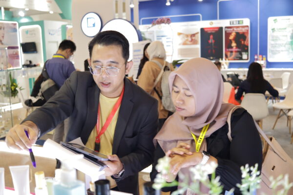 Bahtera's team giving expert explanation about our product & formulation to customer