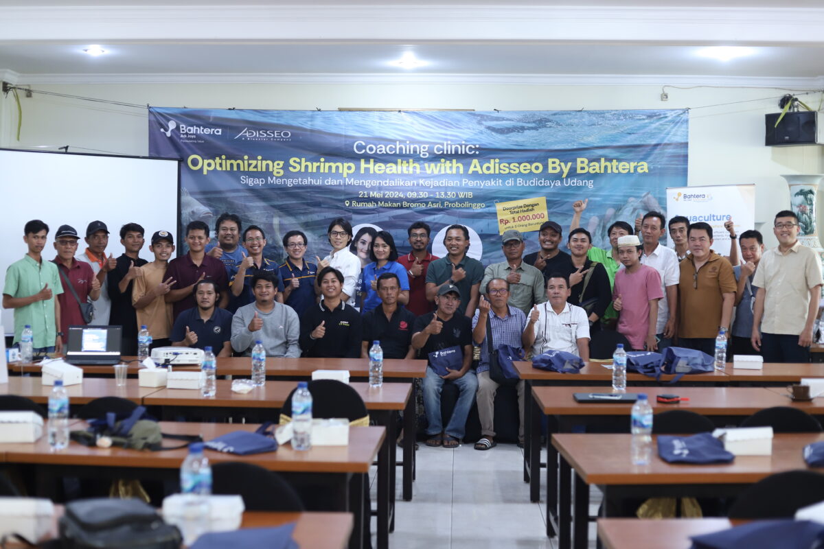 Bahtera took a picture with shrimp farmers in Coaching Clinic Probolinggo